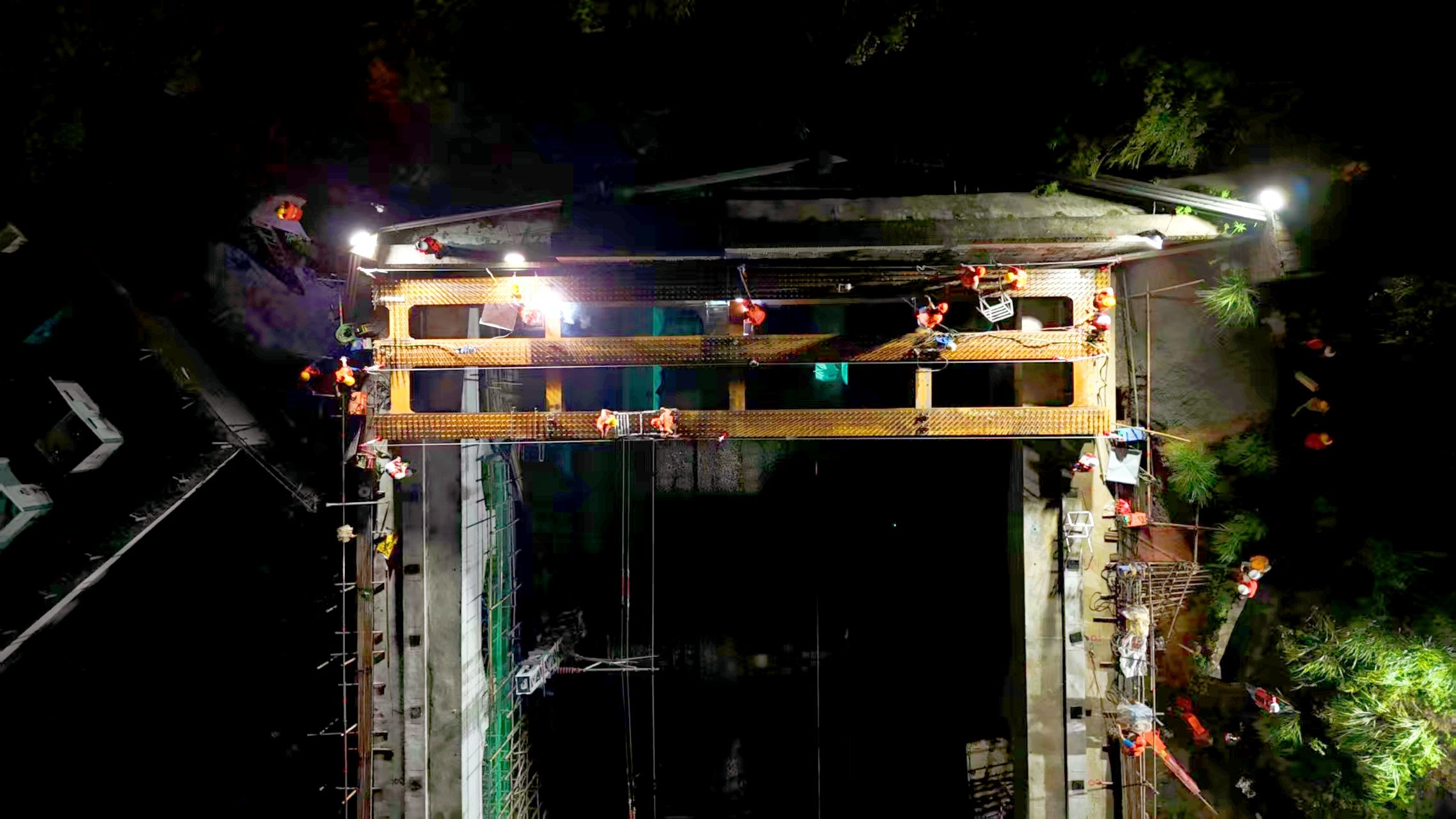 渝怀线隧道明棚洞改造工程首批架...